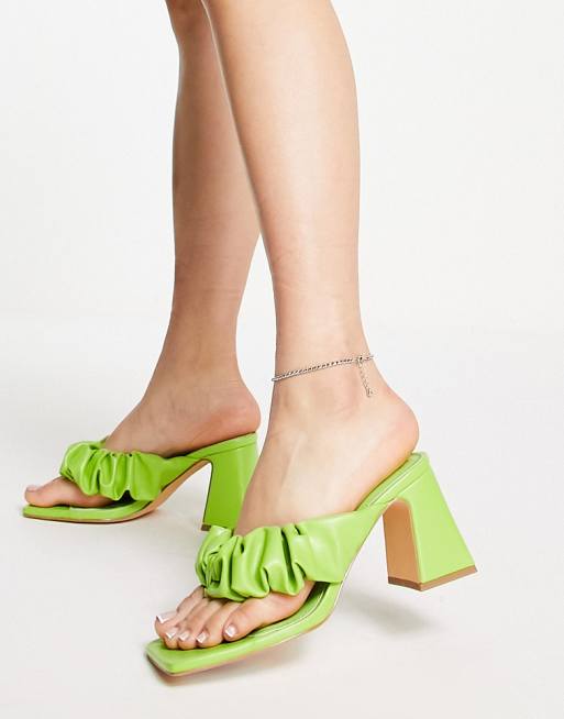 Topshop – Nori – Geraffte Pantoletten-Sandalen in Limettengrün mit