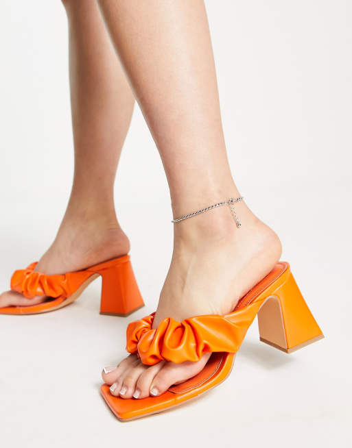 Topshop – Nori – Geraffte Pantoletten-Sandalen mit Blockabsatz in Orange