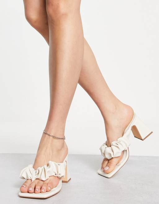 Topshop – Nori – Geraffte Pantoletten-Sandalen mit Blockabsatz in Weiß