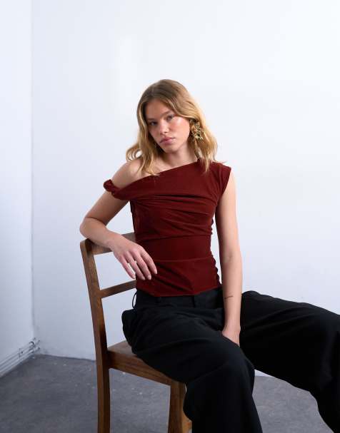 Topshop – Oberteil aus Samt in Tabakbraun mit verdrehtem Schulter-Design - view 1