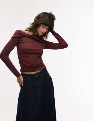 Topshop - Oberteil in Burgunderrot mit Off-Shoulder-Träger und verdrehtem Design