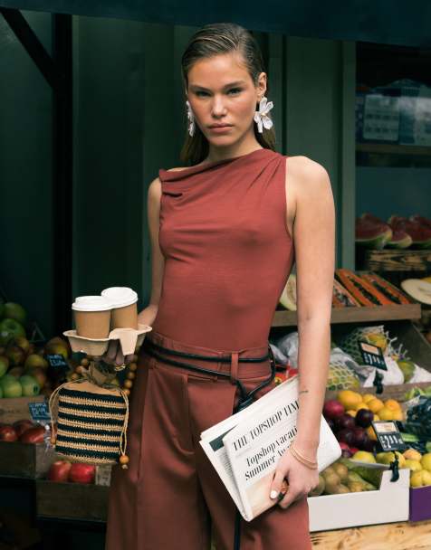 Topshop – Oberteil in Rostrot mit verdrehtem One-Shoulder-Träger - view 1