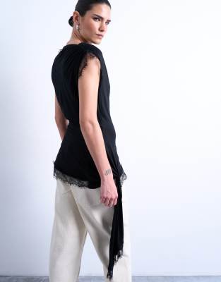 Topshop - Oberteil in Schwarz mit Wasserfallausschnitt und Spitzenborte