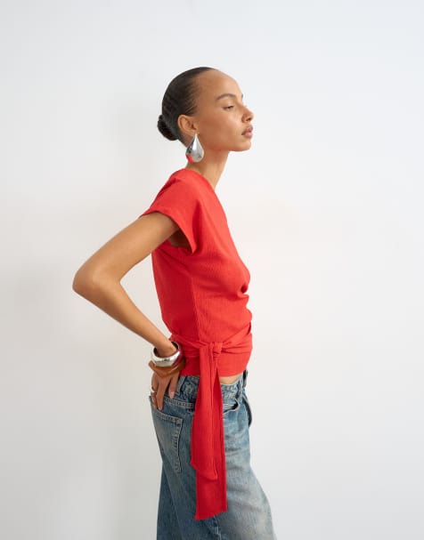 Topshop Oberteil mit Crinkle-Struktur, Carmen-Ausschnitt und Bindung vorn in Rot - view 1