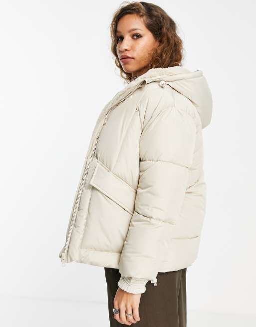 Topshop – Ocieplana kurtka średniej długości z kapturem podszytym sztucznym kożuszkiem w kolorze złamanej bieli