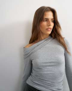 Model wearing Off shoulder ruched long sleeve top in grey marl