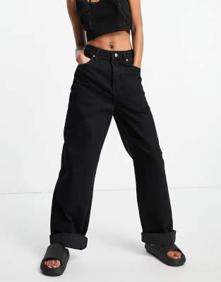 black oversized mom jeans