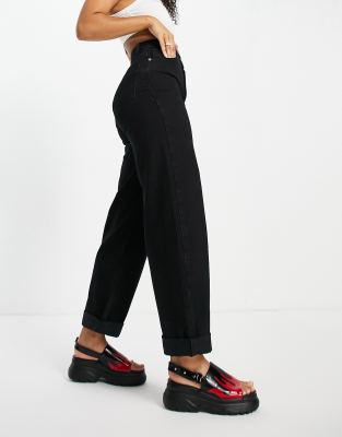 black oversized mom jeans