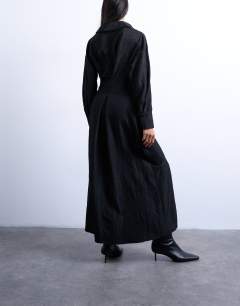 Model wearing Open collar ruched long sleeve midi shirt dress in black