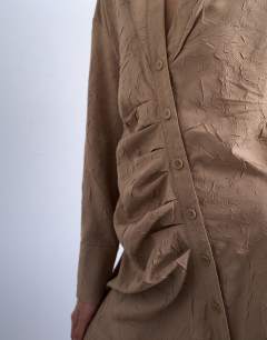 Model wearing Open collar ruched long sleeve midi shirt dress in taupe