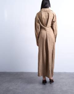 Model wearing Open collar ruched long sleeve midi shirt dress in taupe
