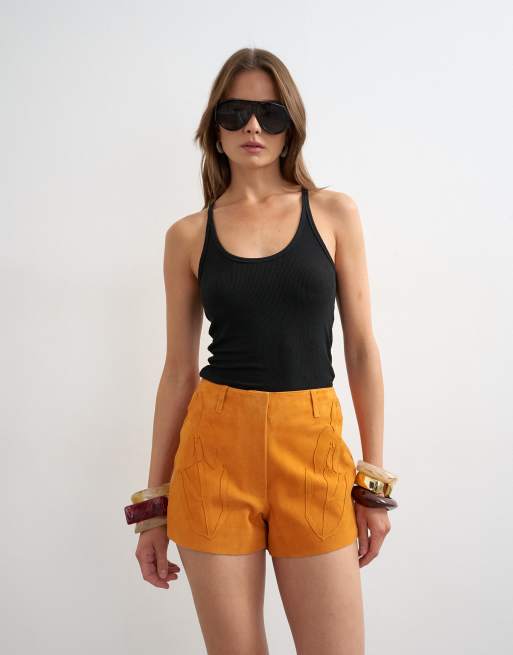 Topshop – Orange, korta shorts i äkta mocka med märken, 1 av 5
