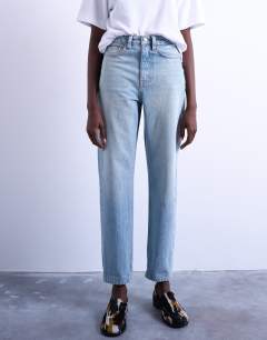 Model wearing Original Mom high rise jean in bleach