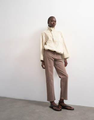 Topshop - Orson - Bequeme, gerade geschnittene Jeans in Otter mit mittelhohem Bund-Brown