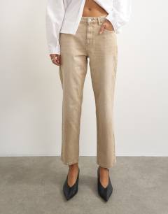 Model wearing Orson comfort stretch straight leg ankle grazer jean in winter oat