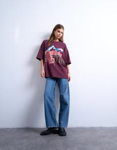 Model wearing Oslo graphic tee in burgundy