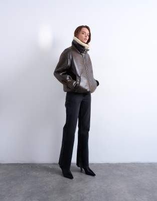 Topshop - Oversize-Bomberjacke in Braun mit Laschendetail und Lammfell-Brown