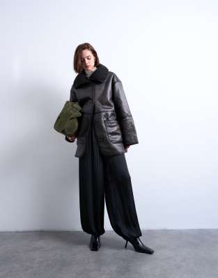 Topshop - Oversize-Carcoat in Schwarz mit Lammfellimitat-Besatz in Schwarz mit aufgesetzten Taschen-Grün