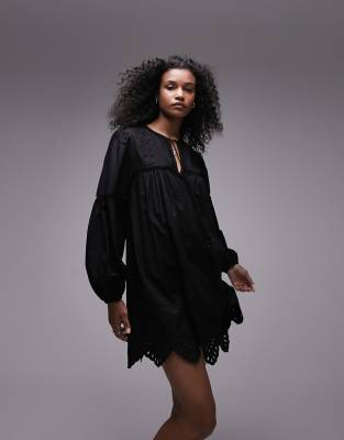 Topshop - Oversize-Minikleid in Schwarz mit Lochstickerei und geschnürtem Ausschnitt