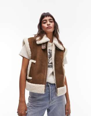 Topshop - Oversize-Pilotenweste aus Wildlederimitat in Schokobraun mit Lammfellimitat-Brown