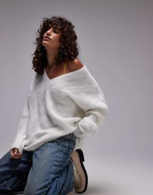 Topshop - Oversize-Strickpullover in Elfenbein mit Zopfmuster und V-Ausschnitt-Weiß