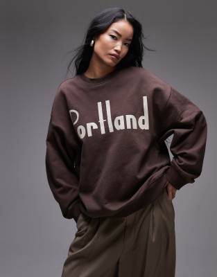 Topshop - Oversize-Sweatshirt in Braun mit „Portland"-Grafik