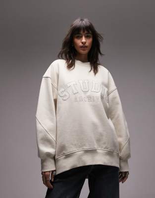 Topshop - Oversize-Sweatshirt in Hellbeige mit „Studio"-Grafikprint und abgerundetem Saum-Neutral