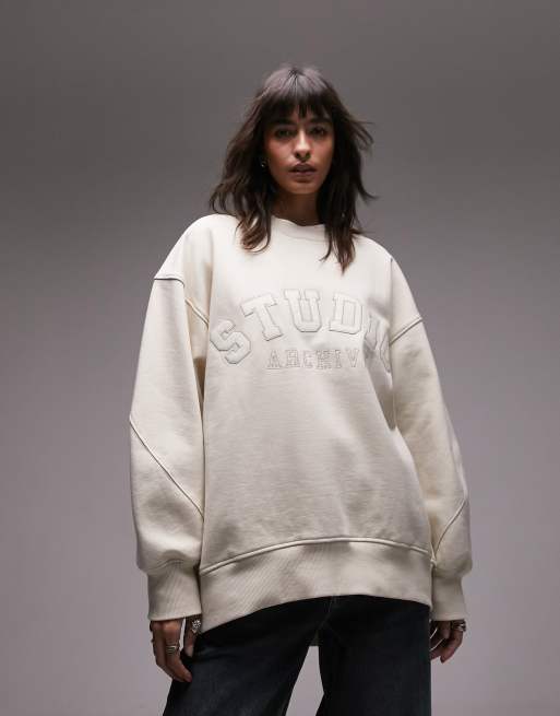 Topshop – Oversize-Sweatshirt in Hellbeige mit „Studio“-Grafikprint und abgerundetem Saum