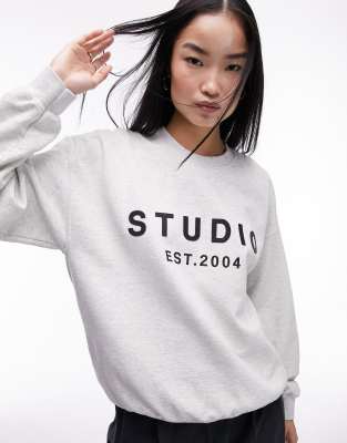 Topshop - Oversize-Sweatshirt in meliertem Grau mit gummiertem „Studio Est. 2004"-Grafikprint