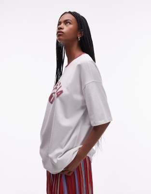 Topshop – Oversize-T-Shirt aus Jersey in Weiß mit burgunderrotem Ausschnitt und sportlichem „Valencia“-Print - view 1