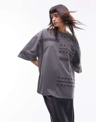 Topshop - Oversize-T-Shirt in Anthrazit mit Häkel-Details-Grau