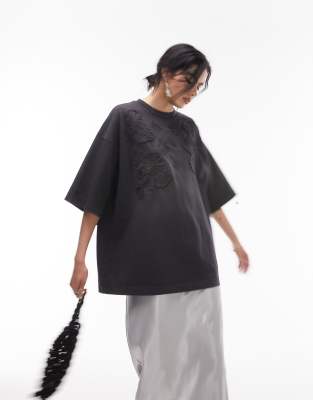 Topshop - Oversize-T-Shirt in anthrazitfarbener Acid-Waschung mit Blumenapplikationen-Grau