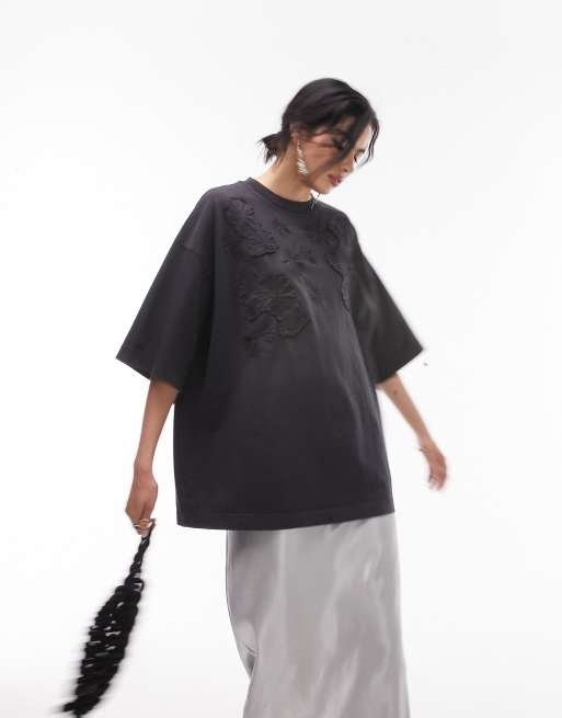 Topshop – Oversize-T-Shirt in anthrazitfarbener Acid-Waschung mit Blumenapplikationen