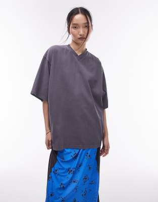 Topshop - Oversize-T-Shirt in anthrazitfarbener Acid-Waschung mit V-Ausschnitt-Grau