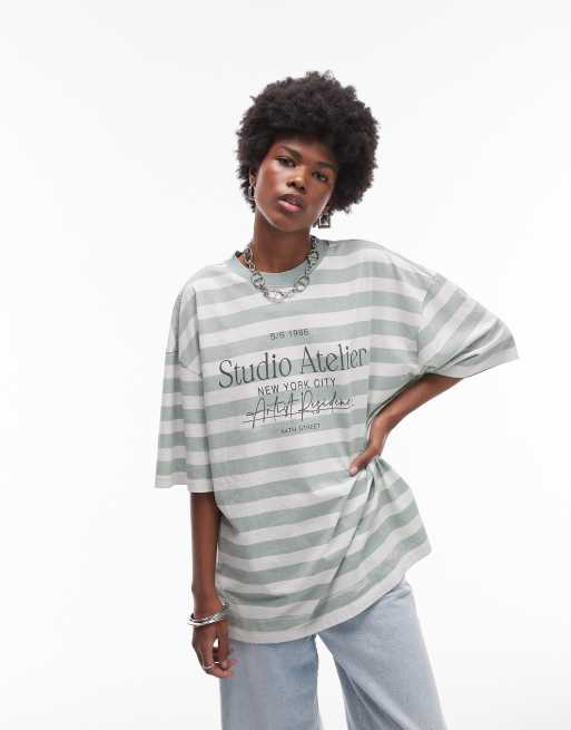 Topshop – Oversize-T-Shirt in gestreiftem Grün mit „Studio Atelier“-Grafikprint