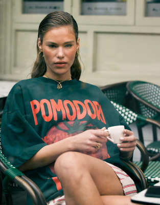 Topshop - Oversize-T-Shirt in Grün mit „Pomodori"-Grafikprint