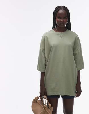 Topshop - Oversize-T-Shirt in Khaki mit überschnittener Schulter-Grün