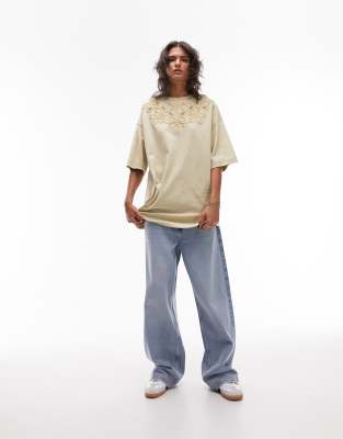 Topshop - Oversize-T-Shirt in Neutral mit besticktem Ausschnitt