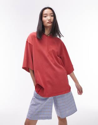 Topshop - Oversize-T-Shirt in roter Acid-Waschung mit V-Ausschnitt