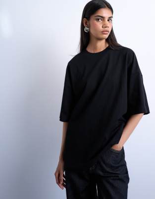 Topshop - Oversize-T-Shirt in Schwarz mit überschnittener Schulter