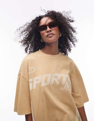 Topshop - Oversize-T-Shirt in verwaschenem Steinbeige mit „Sportif"-Grafikprint-Neutral