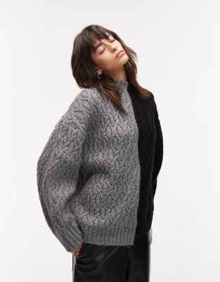 Topshop - Oversize-Zopfstrickpullover im Halb-und-Halb-Design in Grau und Schwarz