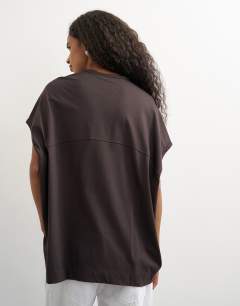 Model wearing Oversized circle tank in brown