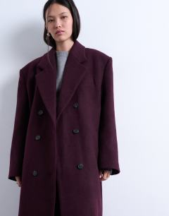 Model wearing Oversized double breasted mensy overcoat with wool in aubergine
