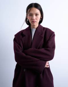 Model wearing Oversized double breasted mensy overcoat with wool in aubergine