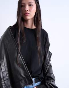 Model wearing Oversized drop shoulder tee in black