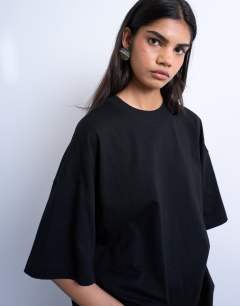 Model wearing Oversized drop shoulder tee in black