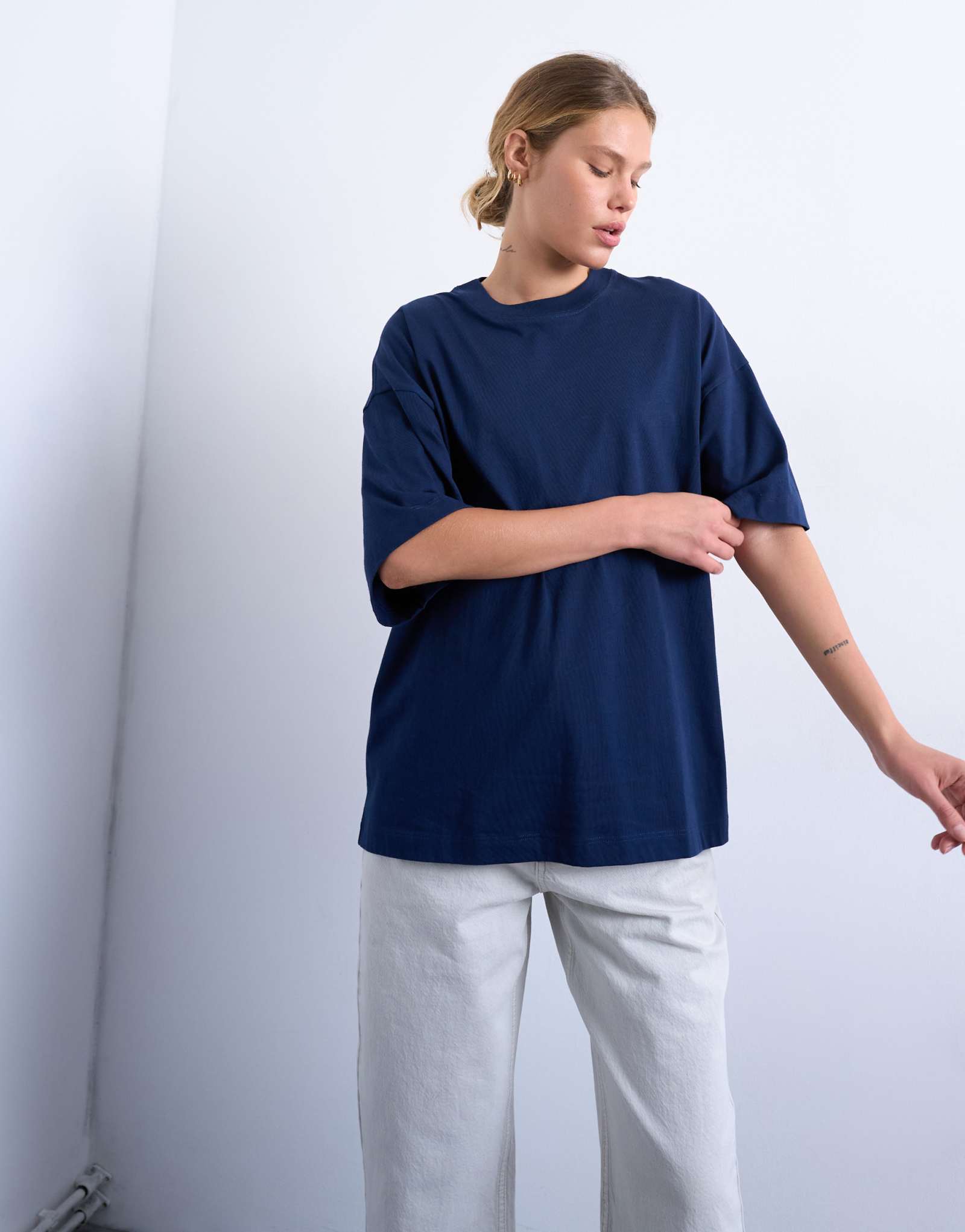 Футболка Topshop oversize с заниженными плечами темно-синего цвета