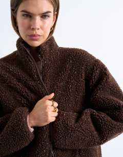 Model wearing Oversized funnel fleece jacket in chocolate speckle