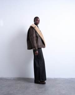 Model wearing Oversized funnel shearling aviator in chocolate